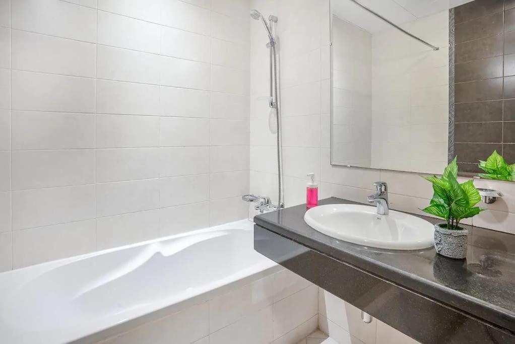Lovely 2 Bedroom Abu Dhabi
